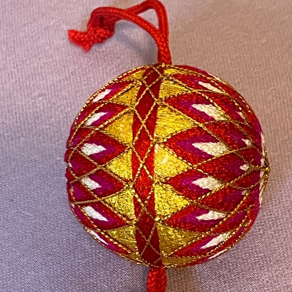 Beautiful Japanese TEMARI ball handmade by artisans Set of 2. - Picture 4 of 9